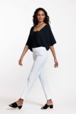 Travel broek met aangesloten fit, splitjes aan de onderkant en riemlusjes in de elastische tailleband van het merk Studio Anneloes in de kleur wit.