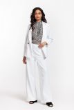 Travel broek met wijde pijpen, een elastieken tailleband en sierknopen bij de steekzakken van het merk Studio Anneloes in de kleur wit.
