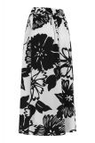 Midi travel rok met elastische tailleband, steekzakken en all over bloemprint van het merk Studio Anneloes in de kleur wit/zwart.