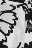 Midi travel rok met elastische tailleband, steekzakken en all over bloemprint van het merk Studio Anneloes in de kleur wit/zwart.