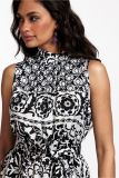 Mouwloos jurkje met opstaand rond halsje, strikceintuur en all over ornament print van het merk Studio Anneloes in de kleur wit/zwart.