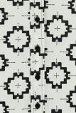 Mouwloze travelblouse met SA print van het merk Studio Anneloes, traditionele kraag en knoopsluiting in de kleur off white/zwart.