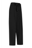 High waist travel broek met wijde pijpen, steekzakken en elastische tailleband met strikceintuur van het merk Studio Anneloes in de kleur zwart.