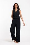 Mouwloze travel jumpsuit van het merk Studio Anneloes met V-hals, paspelzakken en rechte pijpen in de kleur zwart.