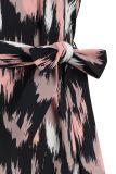 Mouwloze traveljurk van het merk Studio Anneloes met all over print, ronde hals en self fabric strikceintuur in de kleur black/taupe.