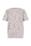 Shirt van het merk Studio Anneloes met ronde hals met splitneck, korte mouwen en een boord gemaakt van travelstof in de kleuren off white/taupe.