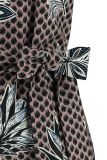 Travel doorknoopjurk met batik print, korte mouw en V-hals van het merk Studio Anneloes in de kleur taupe/zwart.