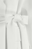 Travelblazer met V-hals, klepzakken en riemlussen met strikceintuur van het merk Studio Anneloes in de kleur off white.