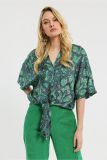 Viscose blouse met print van het merk Studio Anneloes met V-hals, korte wijde mouwen en een knoopdetail in de kleur greenblack.