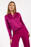 Satinlook blouse van het merk Studio Anneloes met knoopsluiting, puntkraag en lange mouwen met manchetten in de kleur raspberry.