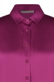 Satinlook blouse van het merk Studio Anneloes met knoopsluiting, puntkraag en lange mouwen met manchetten in de kleur raspberry.