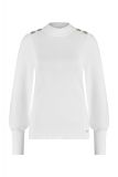 Gebreide trui van het merk Studio Anneloes met ronde, iets hoge hals en lange pofmouwen met brede boorden en knopen op de schouders in de kleur off white.
