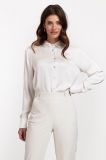 Satinlook blouse van het merk Studio Anneloes met knoopsluiting, puntkraag en lange mouwen met manchetten in de kleur off white.