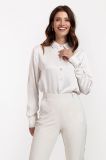 Satinlook blouse van het merk Studio Anneloes met knoopsluiting, puntkraag en lange mouwen met manchetten in de kleur off white.