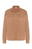 Satinlook blouse van het merk Studio Anneloes met knoopsluiting, puntkraag en lange mouwen met manchetten in de kleur camel.