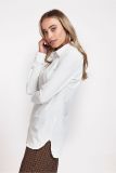 Getailleerde travel blouse met rib, klassieke kraag en manchetten met een dubbele knoopsluiting van het merk Studio Anneloes in de kleur off white.