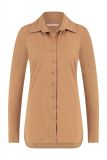Getailleerde travel blouse met rib, klassieke kraag en manchetten met een dubbele knoopsluiting van het merk Studio Anneloes in de kleur camel.