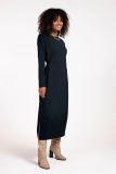 Travel jurk met aangesloten fit, split aan de zijkant en lange mouwen met schoudervulling van het merk Studio Anneloes in de kleur donker blauw.