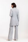 Travel blazer met extra lengte, dubbele knoopsluiting en sierlijke knopen bij de manchetten van het merk Studio Anneloes in de kleur licht grijs.