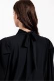 Travel top met lange bloesende mouwen, een hoge hals met strikdetail en plooien vanuit de hals van het merk Studio Anneloes in de kleur zwart.