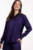 Satinlook blouse van het merk Studio Anneloes met lange mouwen met manchetten, blousekraag en een knoopsluiting in de kleur deep purple.