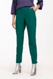 Travel broek met elastieken tailleband met riemlussen, steekzakken en splitje bij de broekspijp van het merk Studio Anneloes in de kleur dark green.