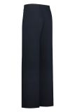 Travel broek van het merk Studio Anneloes met rechte wijde pijpen, knopen bij de zij, steekzakken en een deels elastieken tailleband in de kleur donker blauw.