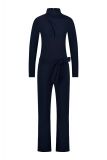 Travel jumpsuit van het merk Studio Anneloes met hoge hals met twist, ritssluiting op de rug, lange mouwen en strikceintuur in de kleur donker blauw.