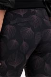 Travelbroek met all-over featherprint van het merk Studio Anneloes met aangesloten fit en elastieken tailleband in de kleur zwart/aubergine.