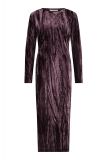 Velvet midi jurk met lange mouwen, ronde hals en klein splitje aan de zijkant van het merk Studio Anneloes in de kleur aubergine.