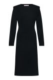 Travel jurk met aangesloten fit, split aan de zijkant en lange mouwen met schoudervulling van het merk Studio Anneloes in de kleur zwart.