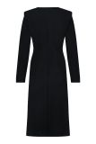 Travel jurk met aangesloten fit, split aan de zijkant en lange mouwen met schoudervulling van het merk Studio Anneloes in de kleur zwart.