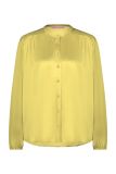 Satinlook blouse van het merk Studio Anneloes met ronde hals, knoopsluiting, plooien bij de schouders en lange mouwen met elastieken boordjes in de kleur lime.