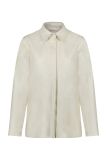 Faux leather blouse van het merk Studio Anneloes met puntkraag, blinde knoopsluiting en lange mouwen zonder manchetten in de kleur kit.