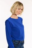 Travelshirt van het merk Studio Anneloes met ronde hals, lange mouwen en power shoulders in de kleur azure.