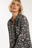 Lange blouse van het merk Studio Anneloes met all-over bloemenprint, lange mouwen, knoopsluiting en blousekraag in de kleur cappu/dark blue.