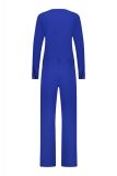 Travel jumpsuit met overslag, lange mouwen, tailleband met riemlussen en rechte pijpen van het merk Studio Anneloes in de kleur azure.