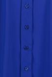 Travelblouse van het merk Studio Anneloes met blousekraag, knoopsluiting en lange mouwen met manchtten die opgerold en vastgezet kunnen worden in de kleur azure.