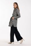 Lange blouse met lange mouwen, strikceintuur en blousekraag in all-over print in de kleur zwart/kit.