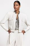 Kort stoer jacket van travelkwaliteit met drukknoop sluiting en borstzakjes van het merk Studio Anneloes in gebroken wit.