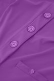 Jasje van dikke travelstof met knoopsluiting, ronde hals en lange mouwen in de kleur paars.