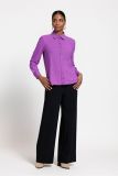 Paarse blouse van travelkwaliteit met regular fit en knopenlijst met paarse knoopjes en lange mouwen van het merk Studio Anneloes.