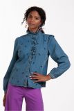 Embroidery blouse van spijkerstof met opstaande rufflekraag, knoopsluiting met ruffles en lange mouwen van het merk Studio Anneloes in de kleur mid jeans.