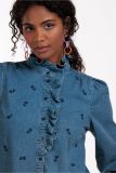 Jeans blouse met opstaand kraagje met roesels, knoopsluiting en lange mouwen met manchetten van het merk Studio Anneloes in de kleur blauw.