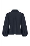 Getailleerde blouse van travelstof met pofmouwen, knopenlijst en recht afsnede aan de onderzijnde van het merk Studio Anneloes in de kleur donker blauw.