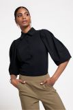 Travel blouse met ballonmouwen en getaillerde fit van het merk Studio Anneloes in de kleur black.
