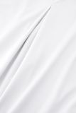 Witte blouse van travelkwaliteit met opstaand roesel kraagje, v-insnede en lange mouwen met manchetten van het merk Studio Anneloes.