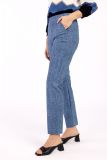 Jeans look travelbroek met smalle pijpen, steekzakken en riemlusjes van het merk Studio Anneloes.