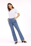 Travelbroek met steekzakken en flairpijpen van het merk Studio Anneloes in de kleur mid jeans.