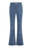 Flairbroek van travelkwaliteit met elastieken tailleband met riemlusjes en steekzakken van het merk Studio Anneloes in de kleur mid jeans.